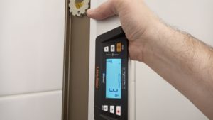 Отклонение плоскости стен от вертикали по готовому отделочному покрытию свыше 2 мм на 2 мп (скрытые 3 мм 2 )